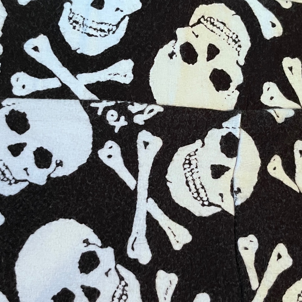 torrid 3x Black and White Skull Print Leggings (37”W x 25 1/2”L) Used